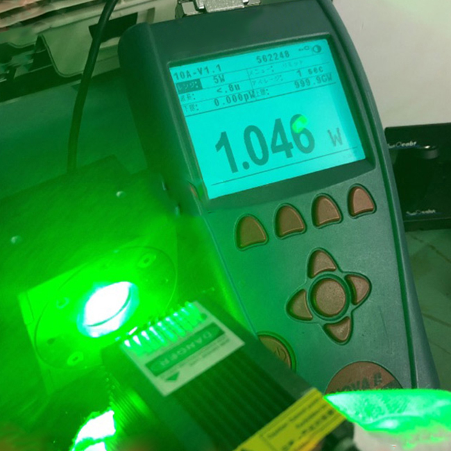 520nm 1W 緑の光のマイクロレーザー彫刻機の大出力の細いビーム